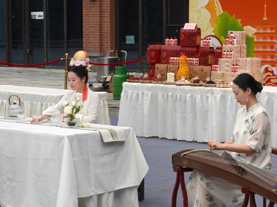 非遗茶艺添彩“火锅”,井杨子茶艺培训展现传统魅力 非遗茶艺添彩“火锅”,井杨子茶艺培训展现传统魅力