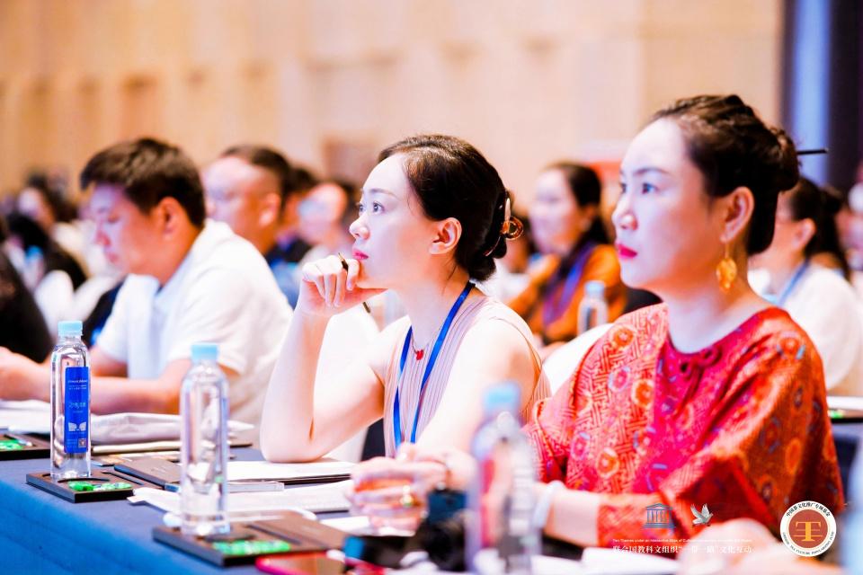 井杨子王鲽老师受邀出席“我国茶闪耀世界—六堡茶闪亮我国”盛会 井杨子王鲽老师受邀出席“我国茶闪耀世界—六堡茶闪亮我国”盛会