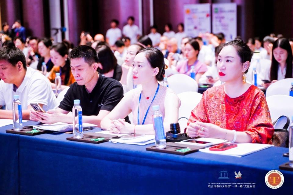 井杨子王鲽老师受邀出席“我国茶闪耀世界—六堡茶闪亮我国”盛会 井杨子王鲽老师受邀出席“我国茶闪耀世界—六堡茶闪亮我国”盛会