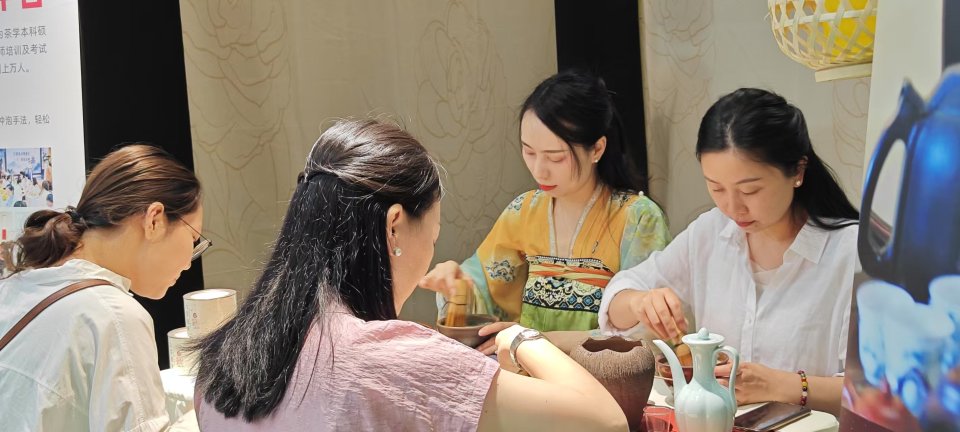 井杨子茶书院亮相茶博会 非遗宋代点茶体验引市民热捧